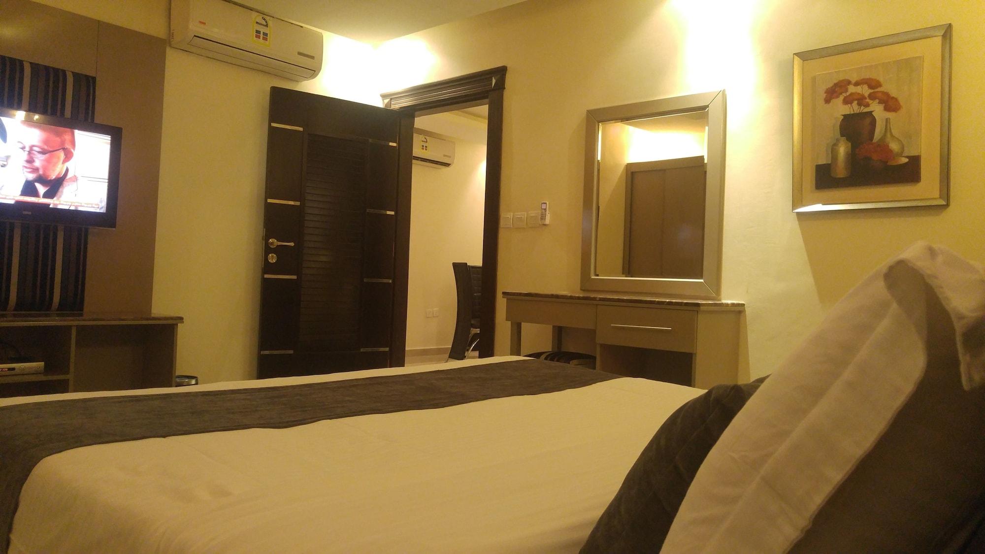 Al Muhaidb Al Takhasosi Suites Рияд Екстериор снимка