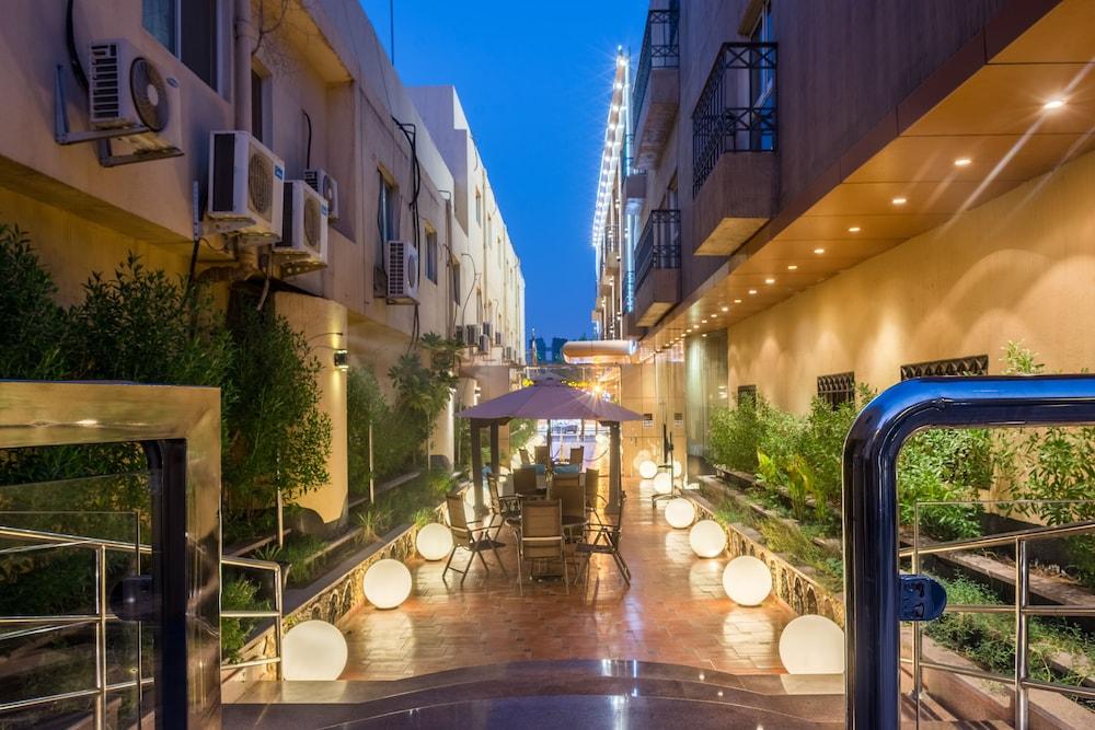 Al Muhaidb Al Takhasosi Suites Рияд Екстериор снимка