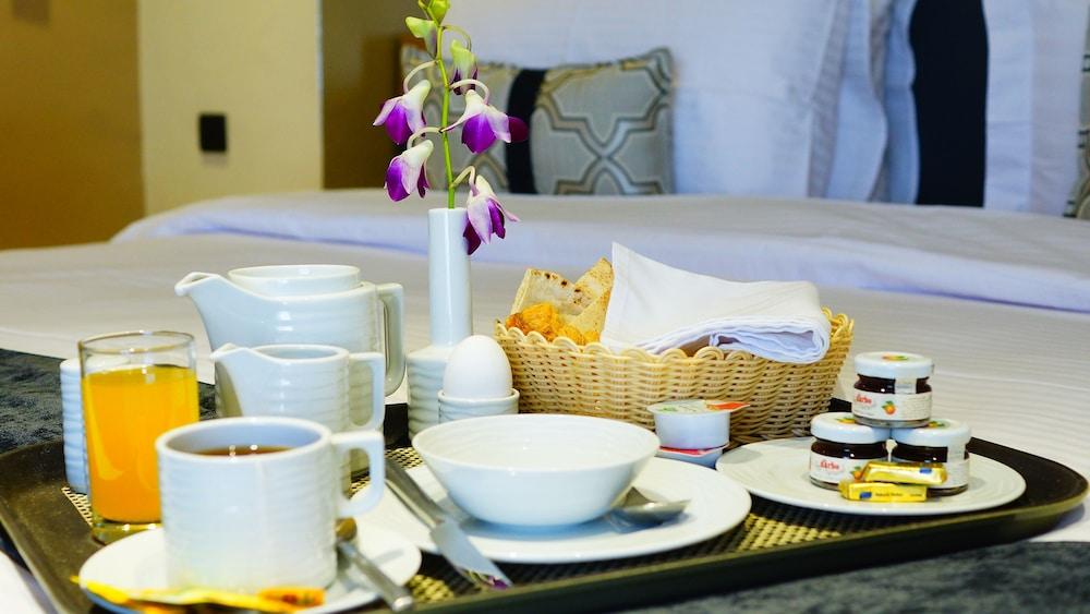 Al Muhaidb Al Takhasosi Suites Рияд Екстериор снимка