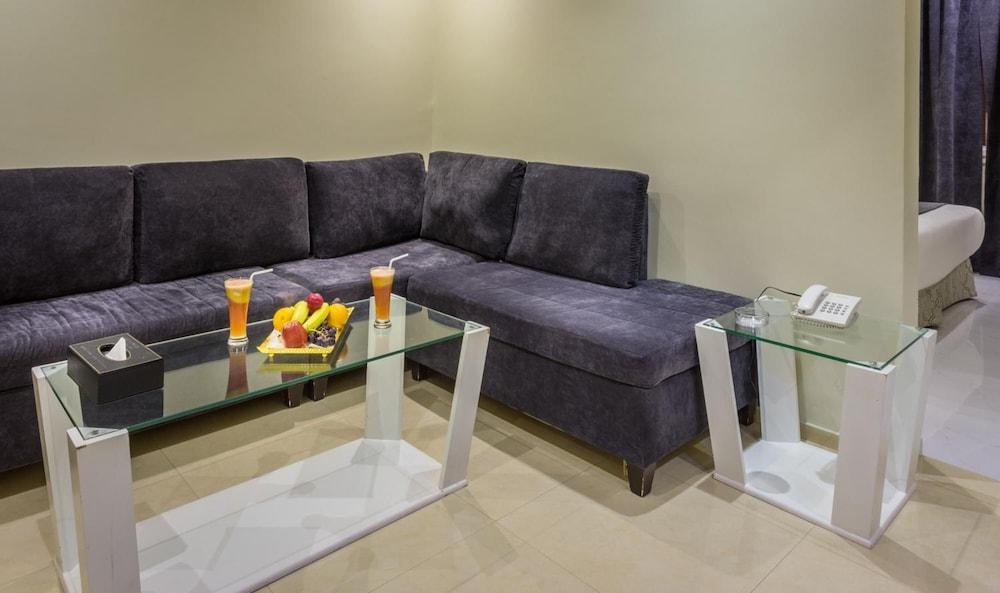 Al Muhaidb Al Takhasosi Suites Рияд Екстериор снимка
